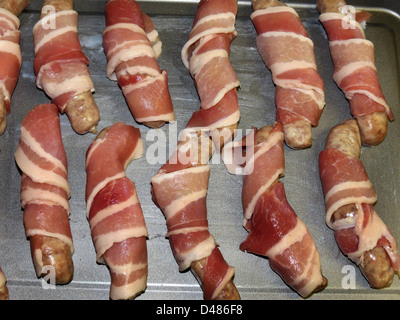 Würstchen im Speckmantel. Stockfoto