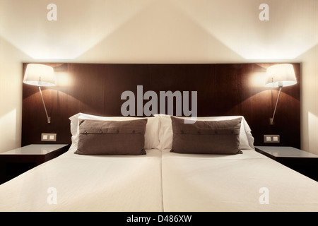 Doppelbett im Schlafzimmer Luxus in der Nacht Stockfoto