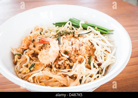 Pad Thai, unter Rühren braten Nudeln mit Garnelen Stockfoto