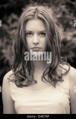 Porträt der nachdenkliche junge Frau im Garten Stockfoto