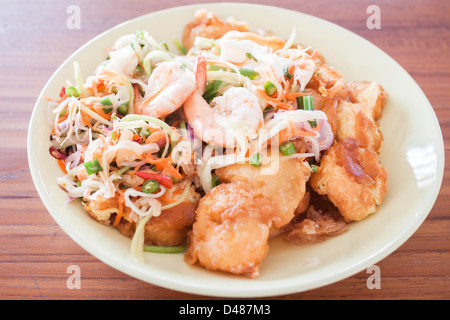 Würzige Garnelen-Salat mit Ei-Tofu-Pfanne Stockfoto