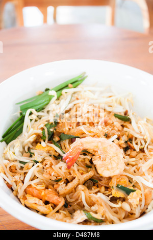 Gebratene Nudeln mit Garnelen in thai-Restaurant rühren Stockfoto