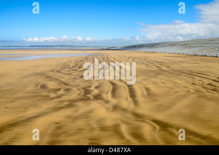 Muster in den Sand links von der zurückweichenden Flut am Strand von Westward Ho!, Devon, England. Stockfoto