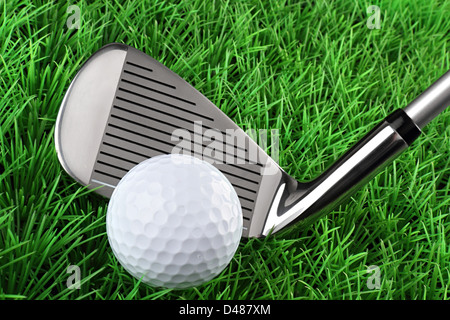 Golfschläger mit Ball auf grün Stockfoto