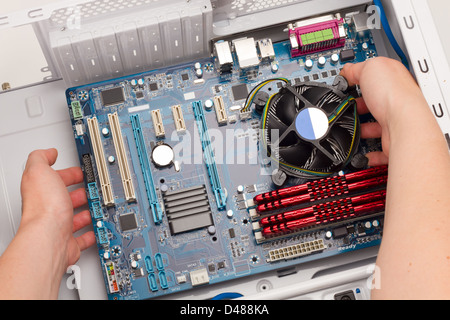 Mainboard Einbau in einem weißen Computergehäuse Stockfoto