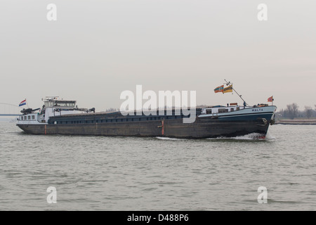 Lastkahn auf dem Fluss Merwede in den Niederlanden Stockfoto