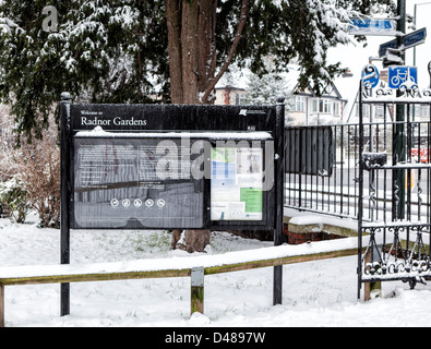 Schnee überdachten Eingang und Information Board im Winter - Radnor Gärten, Strawberry Hill, London, UK Stockfoto