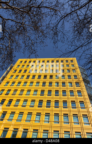 Bunte Modern gestaltetes Gebäude in London Stockfoto