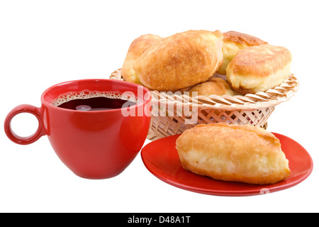 Tasse Kaffee und Pattys sind auf dem weißen Hintergrund fotografiert Stockfoto