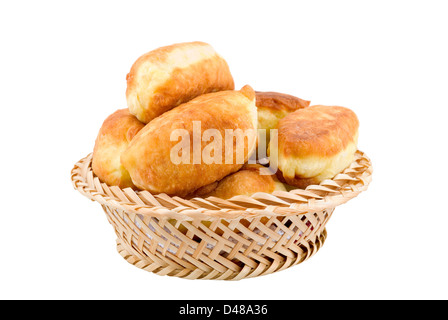 Fried Pies in einem Weidenkorb sind auf dem weißen Hintergrund fotografiert. Stockfoto