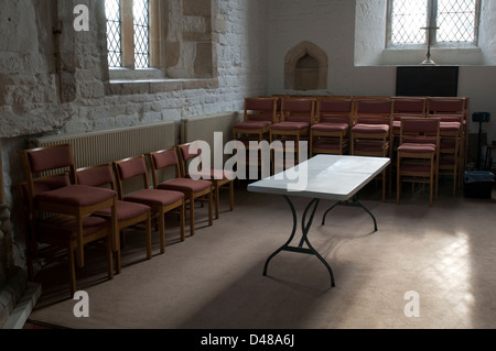 Gestapelten Stühle im St.-Petri Kirche, Willersey, Gloucestershire, England, UK Stockfoto