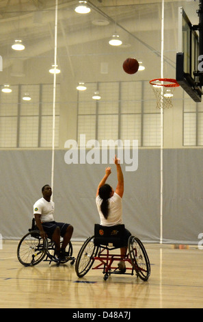 Verwundeten Krieger üben Rollstuhlbasketball. Stockfoto