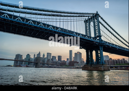 Manhattan Bridge, Brooklyn Bridge & lower Manhattan vom East River bei Sonnenuntergang. New York City, New York Stockfoto