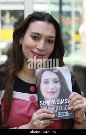 Semiya Simsek, Tochter des ersten Opfers NSU Enver Simsek, zeigt ihr Buch "Schmerzliche Heimat. Deutschland Und der Mord ein Meinem Vater "(" schmerzhafte Heimat. Deutschland und die Ermordung meines Vaters ") in Berlin, Deutschland, 5. März 2013. Foto: Stephanie Pilick Stockfoto