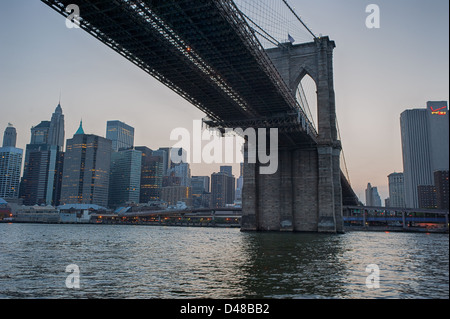 Die Brooklyn Bridge in der Nähe von Sonnenuntergang an einem heißen Sommerabend in New York City. Stockfoto