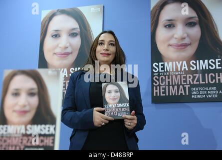 Semiya Simsek, Tochter des ersten Opfers NSU Enver Simsek, präsentiert ihr Buch "Schmerzliche Heimat. Deutschland Und der Mord ein Meinem Vater "(" schmerzhafte Heimat. Deutschland und die Ermordung meines Vaters ") in Berlin, Deutschland, 5. März 2013. FOTO: STEPHANIE PILICK Stockfoto