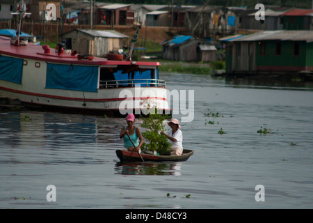 Arme Menschen im Kanu in der Nähe der Stadt Manaus, Bundesstaat Amazonas, Brasilien Stockfoto