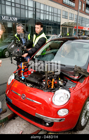 Film Crew in Betrieb Takelage einer Kamera zu einem Fiat 500 Auto Stockfoto