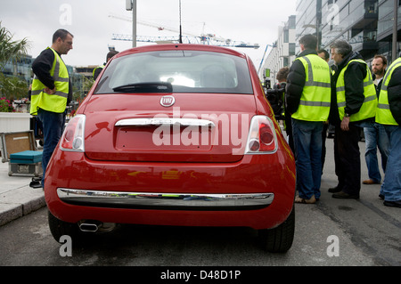 Rot Fiat 500 CC mit einem Film rig befestigt und Crew Vorbereiten des Fahrzeugs Stockfoto