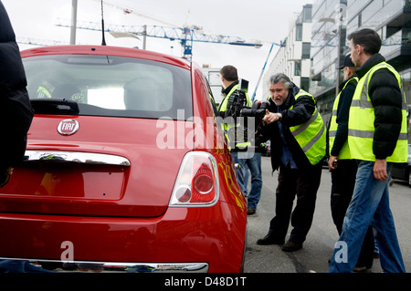 Rot Fiat 500 CC mit einem Film rig befestigt und Crew Vorbereiten des Fahrzeugs Stockfoto