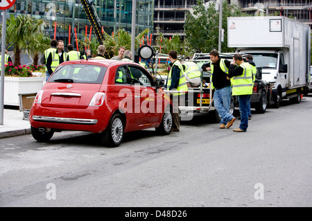 Rot Fiat 500 CC mit einem Film rig befestigt und Crew Vorbereiten des Fahrzeugs Stockfoto