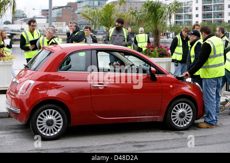 Rot Fiat 500 CC mit einem Film rig befestigt und Crew Vorbereiten des Fahrzeugs Stockfoto