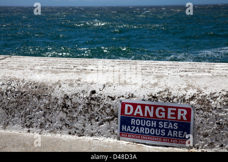 Gefahr Rough Seas Schild an Wharf Wand in Kalk Bay in Kapstadt - Südafrika Stockfoto