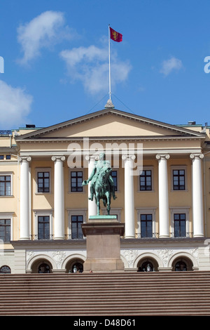 Statue von König Karl Johan außerhalb der Königspalast in Oslo. Stockfoto