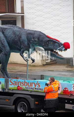Bournemouth, UK 8. März 2013. Komödie Darren der Dinosaurier ist auf den Straßen von Bournemouth zugunsten von Comic Relief veröffentlicht. Darren, die Dinosaurier ist drei Meter hoch durch acht Meter lang und in Walking with Dinosaurs verwendet wurde, wurde er von prominenten Chris Jarvis von außerhalb der BIC freigelassen. Die Veranstaltung wurde organisiert von Sainsburys Menschen zu ermutigen, rufen Sie in jedem Geschäft zu bekommen ihre roten Nasen, sich zu schützen, sollten sie die prähistorische Kreatur unterwegs sehen. Stockfoto