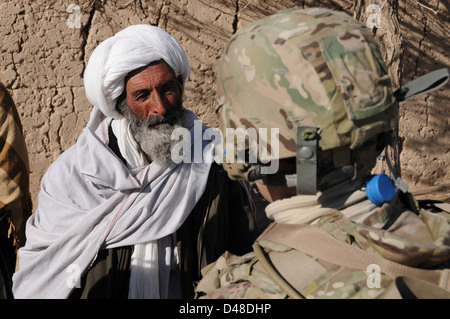 Segler sprechen mit afghanischen ältester. Stockfoto