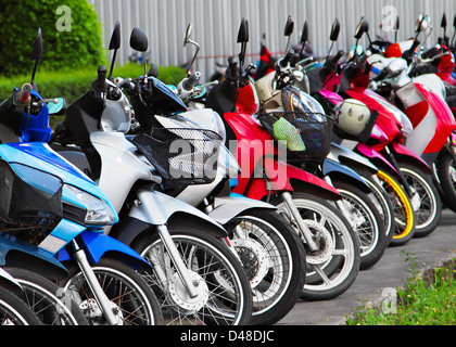 Viele Motobikes auf dem Parkplatz, Thailand Stockfoto