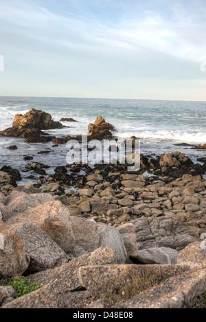 Malerische Felsenküste entlang der historischen 17 Mile Drive in Pebble Beach Kalifornien Stockfoto