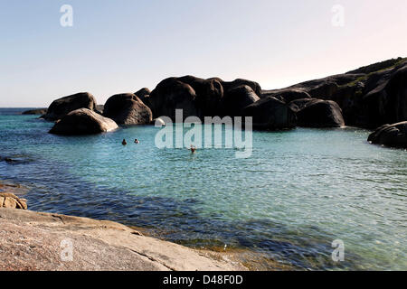 Menschen schwimmen im Wasser Elefant Cove, in der Nähe von Elephant Rocks Dänemark, William Bay National Park, Süd-West Australien Stockfoto