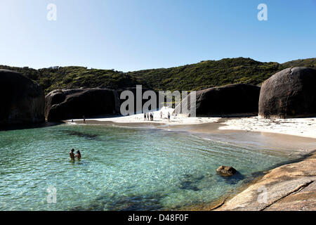 Menschen im Wasser Elefant Cove, Elephant Rocks in der Nähe von Dänemark, William Bay National Park, Süd-West Australien Stockfoto