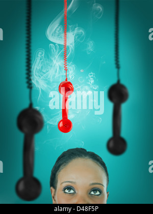 Frau blickte zu hängenden Telefonhörer Stockfoto