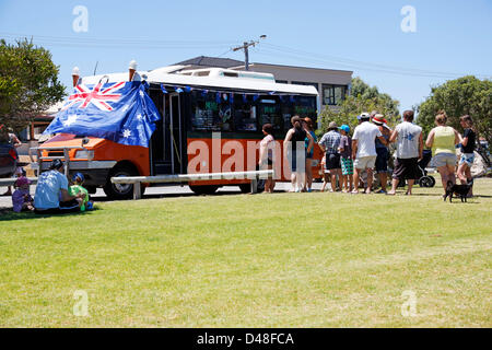 Menschen warten in der Schlange am Eiswagen am Australia Day, Dongara Western Australia Stockfoto