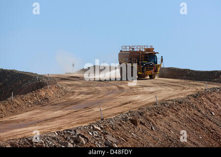 Wasser-LKW an der Haul Road, Mount Magnet Western Australia Stockfoto