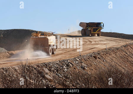 Haulpack und Wasser LKW unterwegs Hol, Mount Magnet Western Australia Stockfoto