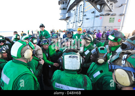 Matrosen an Bord USS Carl Vinson versammeln sich auf dem Flugdeck. Stockfoto