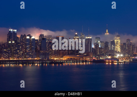 NEBEL ZWISCHEN GEBÄUDEN MIDTOWN SKYLINE HUDSON RIVER MANHATTAN NEW YORK USA Stockfoto