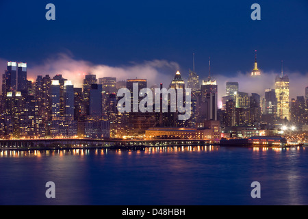 NEBEL ZWISCHEN GEBÄUDEN MIDTOWN SKYLINE HUDSON RIVER MANHATTAN NEW YORK USA Stockfoto