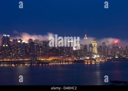 NEBEL ZWISCHEN GEBÄUDEN MIDTOWN SKYLINE HUDSON RIVER MANHATTAN NEW YORK USA Stockfoto