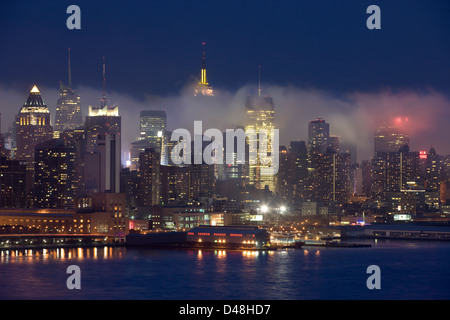 NEBEL ZWISCHEN GEBÄUDEN MIDTOWN SKYLINE HUDSON RIVER MANHATTAN NEW YORK USA Stockfoto