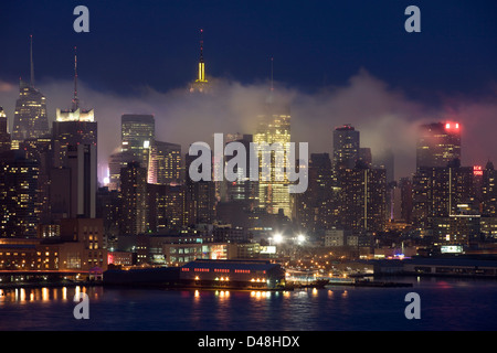 NEBEL ZWISCHEN GEBÄUDEN MIDTOWN SKYLINE HUDSON RIVER MANHATTAN NEW YORK USA Stockfoto