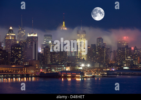 NEBEL ZWISCHEN GEBÄUDEN MIDTOWN SKYLINE HUDSON RIVER MANHATTAN NEW YORK USA Stockfoto