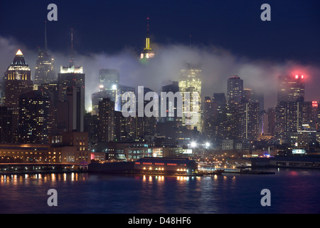 NEBEL ZWISCHEN GEBÄUDEN MIDTOWN SKYLINE HUDSON RIVER MANHATTAN NEW YORK USA Stockfoto