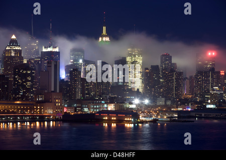 NEBEL ZWISCHEN GEBÄUDEN MIDTOWN SKYLINE HUDSON RIVER MANHATTAN NEW YORK USA Stockfoto