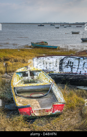 Verfallene kleine Boote auf der Uferlinie der Fluss Themse-Mündung, in der Nähe von Leigh, Essex, England. Stockfoto