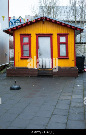 Bunt bemalten Wellblech verkleidete Gebäude in Reykjavik Island Stockfoto