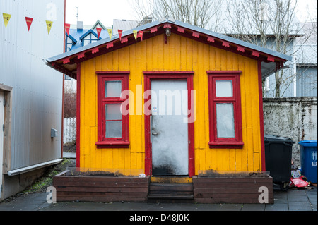 Bunt bemalten Wellblech verkleidete Gebäude in Reykjavik Island Stockfoto